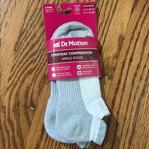2 Pairs Gray and White Ankle Socks